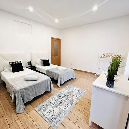 Rooms, Ideal Location For Tourists بيت شباب *